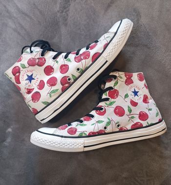 Paire de converses All Star Chuck Taylor taille 38 très bon état coloris motifs cerises 