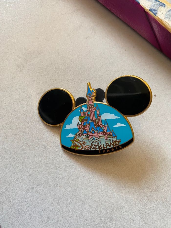 Pin's disney chapeau