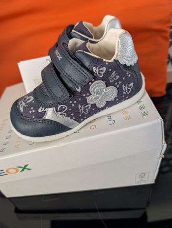 Chaussures fille. Doublure tout cuir. Taille 21. Neuf. Geox 