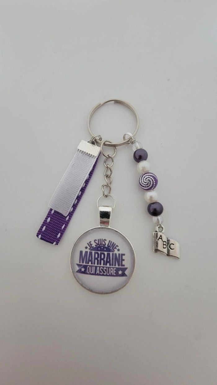 Cadeau marraine, porte clé message bijoux de sac "marraine qui assure"