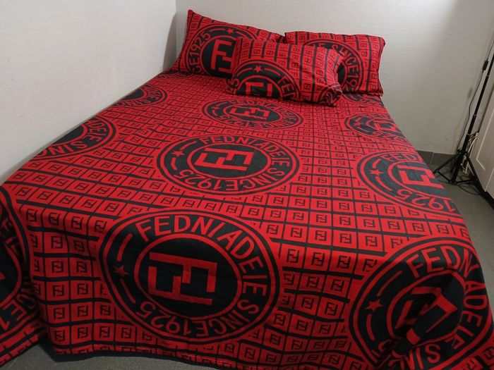 Drap de lit avec 4 taies d'oreiller