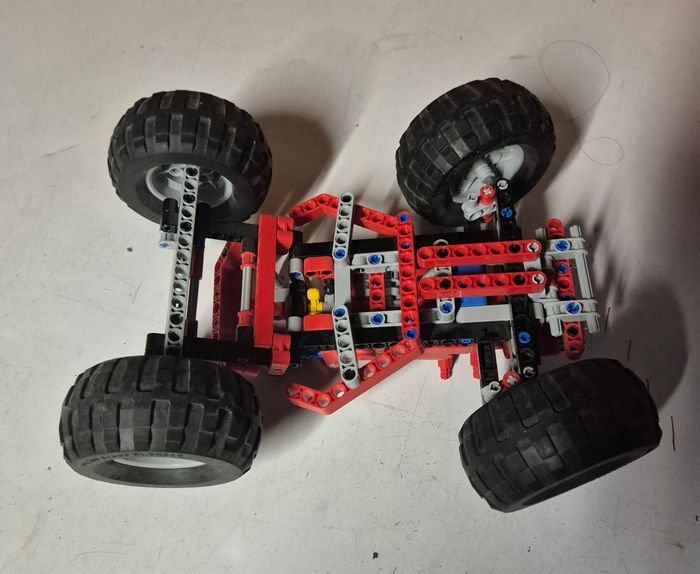 Lego technic 42005 4x4 rouge monster trucks - photo numéro 4