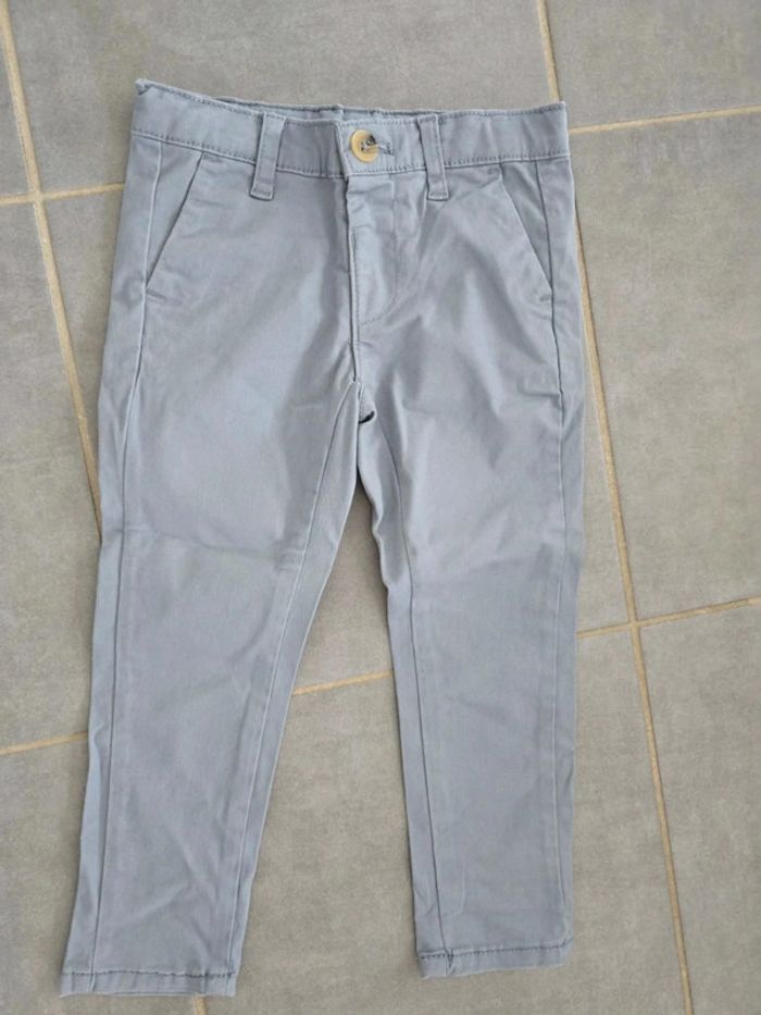 Pantalon chino gris