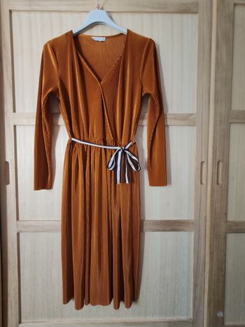 Jolie robe manches longues ocre taille 36 plissée