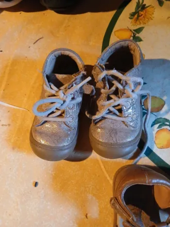 Chaussure  enfant t19 et 21