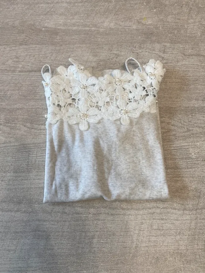 Top gris perle avec dentelle florale blanche – effet épaules dénudées - photo numéro 4
