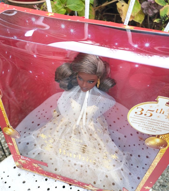 Barbie Happy Holidays Édition Spéciale Noël 35e Anniversaire modèle Black - photo numéro 3