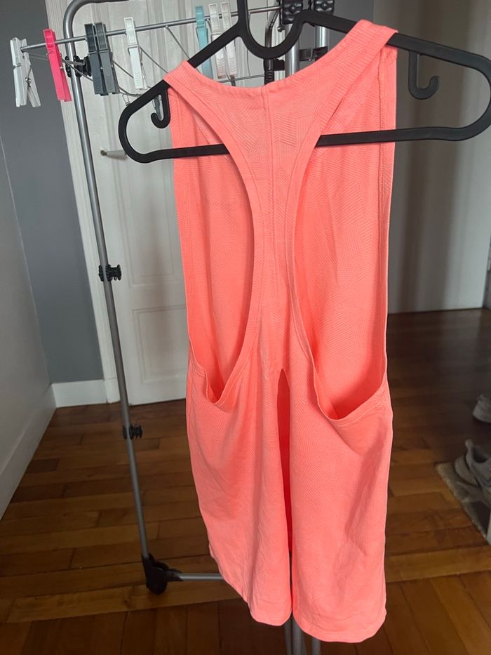 Haut de sport Nike taille XS couleur corail - photo numéro 3