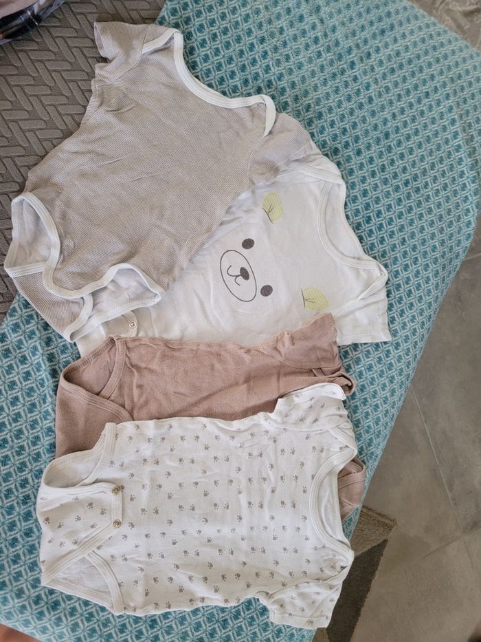 Lot 4 bodys manches courtes 18mois