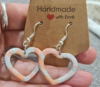 Boucles d’oreilles cœur en pâte polymère – fait main