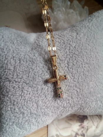 Collier croix avec zircons colorés