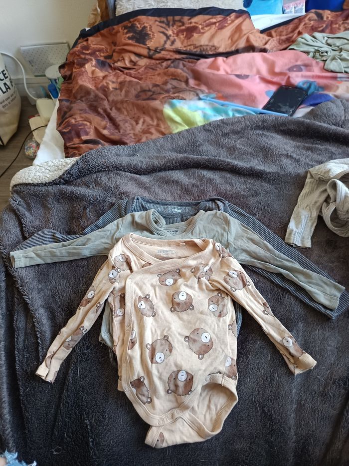 Bonjour je vends ce lot de body taille 12 mois - photo numéro 1