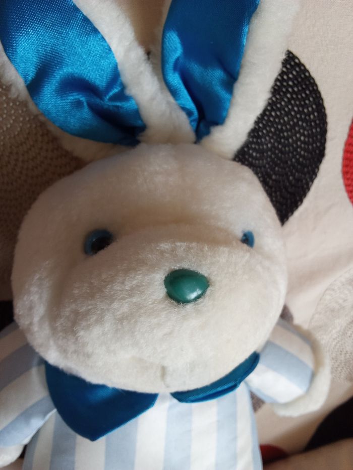 Doudou lapin Blanc et  bleu Pampers  bicolore rayé rayures peluche lapine lapereau  tête blanche peluche col bleu vintage ancien 1991  d'occasion  utilisé - photo numéro 4