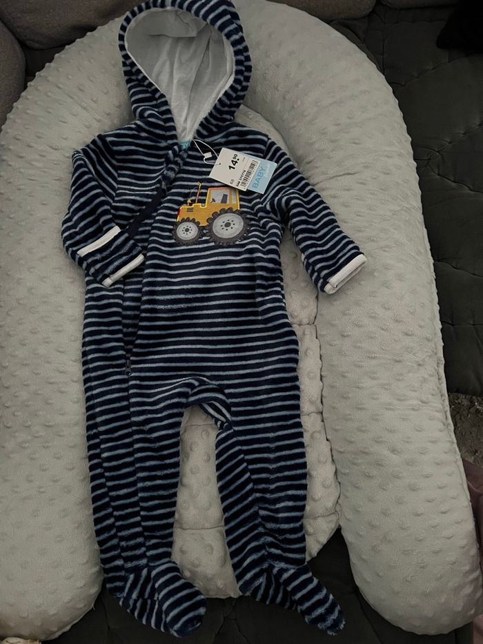 Neuf, Combinaison bien chaude