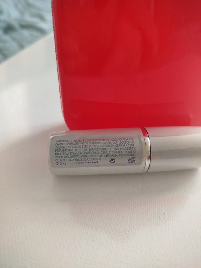 Neuf ce rouge à lèvres coloris framboise - photo numéro 4
