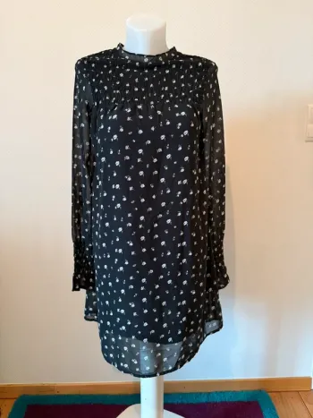 Robe noir à fleur en très bon état taille XS h&M