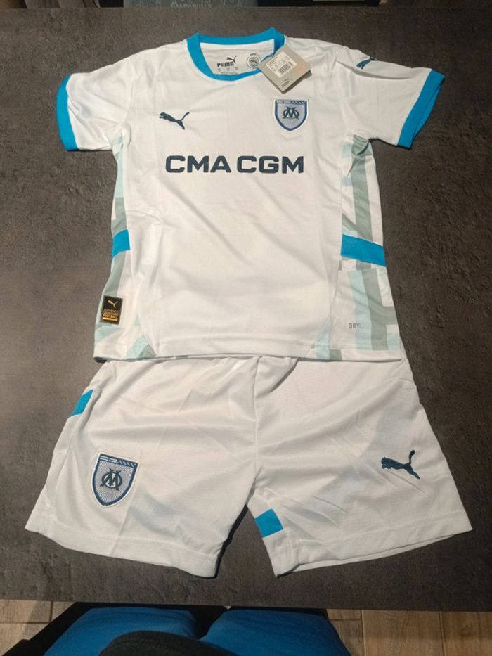 Tenue foot olympique de Marseille blanc. T.24