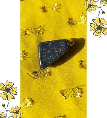 Pendentif pierre noire scintillante style galet – élégant et mystérieux