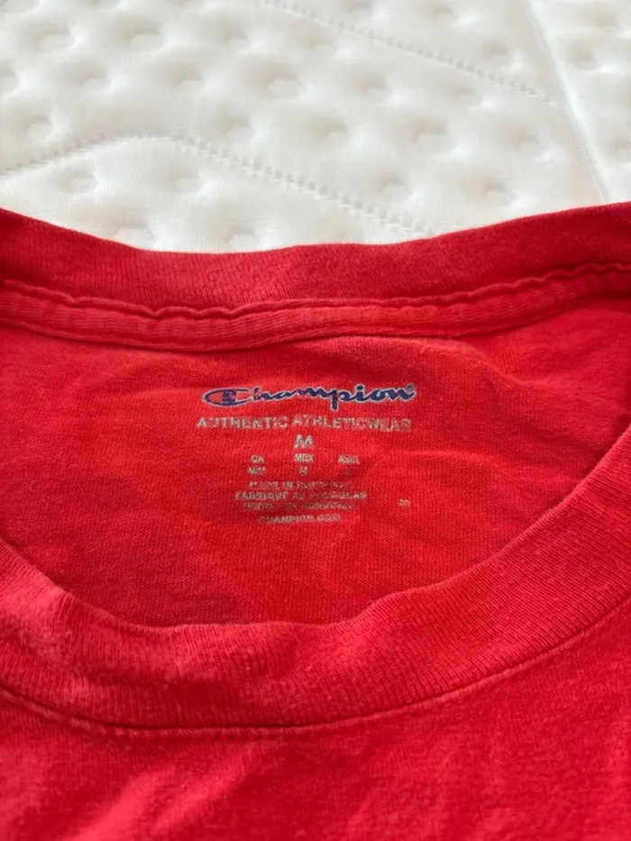 T-shirt pour homme Champion taille M rouge avec un petit accro - photo numéro 3