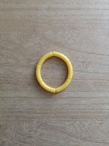Bracelet élastique perles tubes jaunes neuf