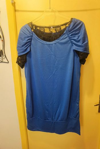 T-shirt long bleu électrique & dentelle noire