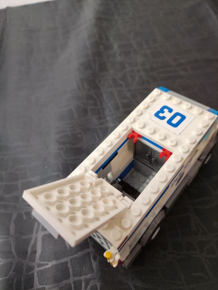 Fourgon de police LEGO - photo numéro 5