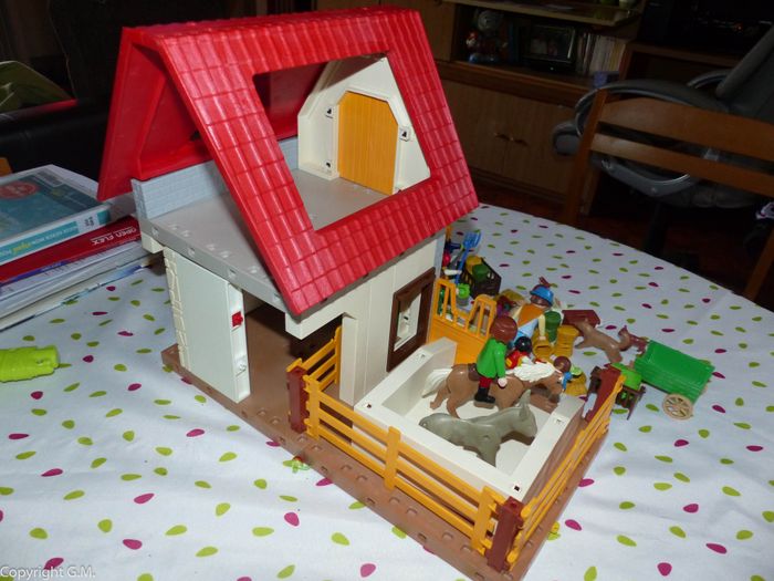 lot playmobils la grande ferme + persos  et accessoires - photo numéro 5