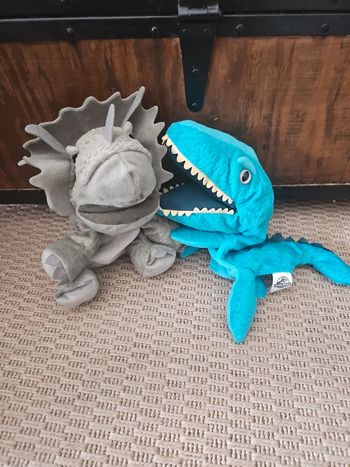 Marionnette peluche jurassic world