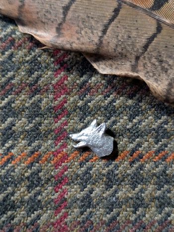 Micro pin's étain Tête de Renard 🦊 signé AR Brown Fox