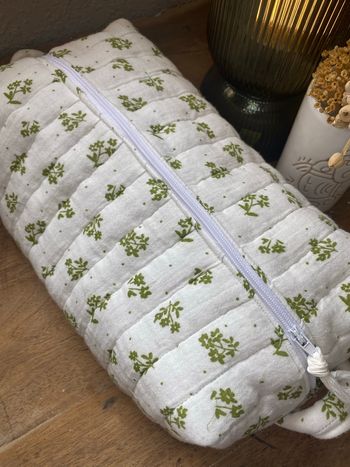Trousse de toilette matelassée en gaze de coton blanche et fleurs vert olive