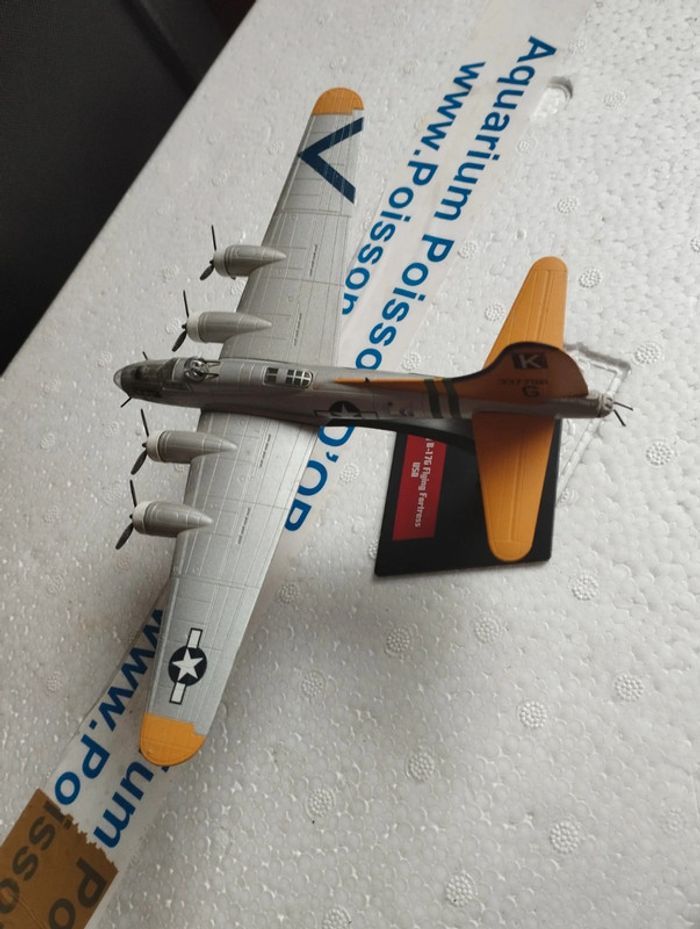 Avion de combat Boeing B-17G flying Fortress USA - photo numéro 2