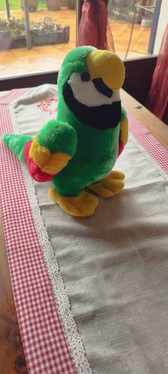 Peluche perroquet 46 cm long, 29 cm assis et 13 cm large. Très bon état - photo numéro 6