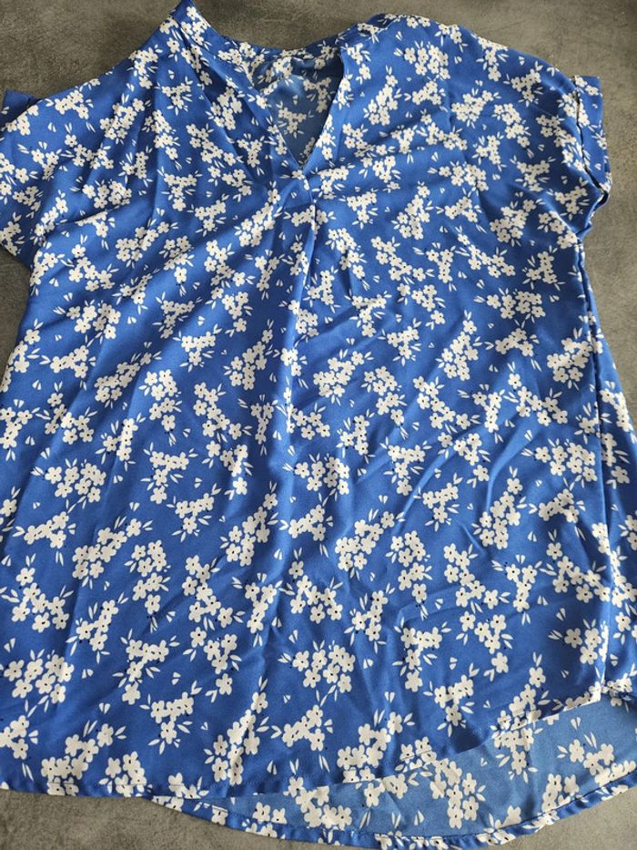Blouse fleurie à manches courtes - Taille 42 / 44 - Blancheporte - Bleue roi et blanche - photo numéro 3