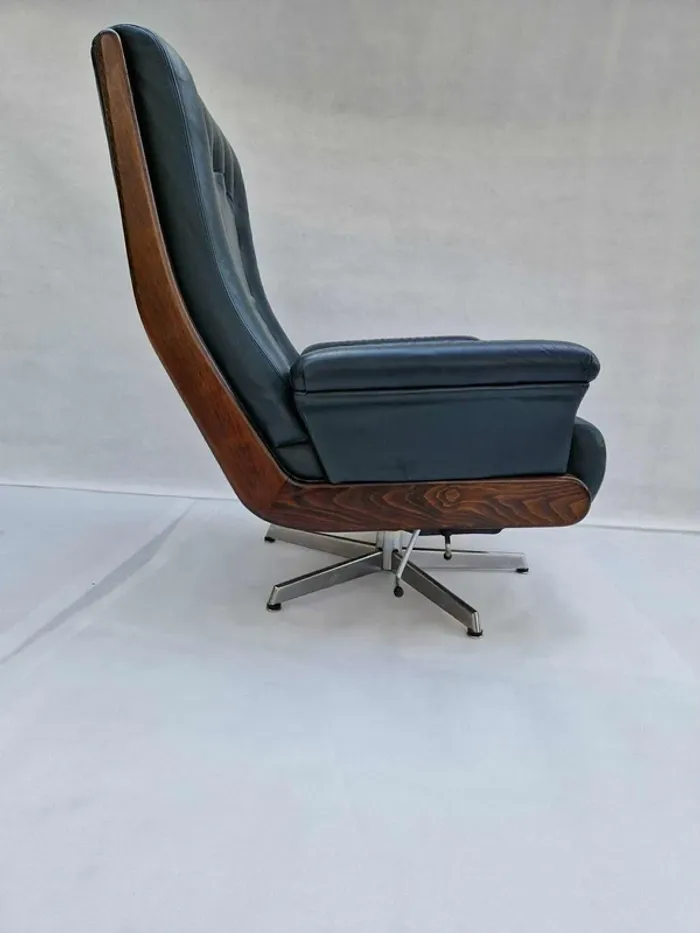 Fauteuil lounge pivotant vintage – cuir noir & bois courbé – années 60/70 - photo numéro 3