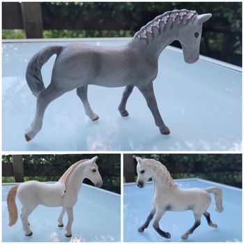 Lot de 3 Chevaux Scheich : 1 gris avec noeuds roses, 1 crème crinière tressée et 1 plus petit blanc et noir noeuds roses