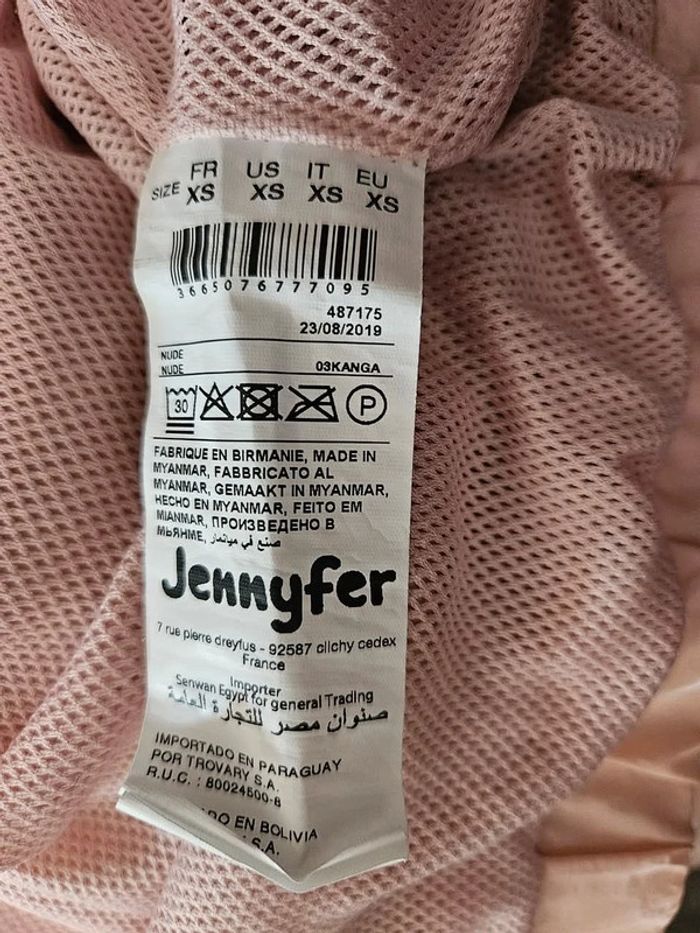 Veste imperméable, à capuche, manches
longues. Avec 2 poches.
Don't call me. Jennyfer.
Taille :XS - photo numéro 15