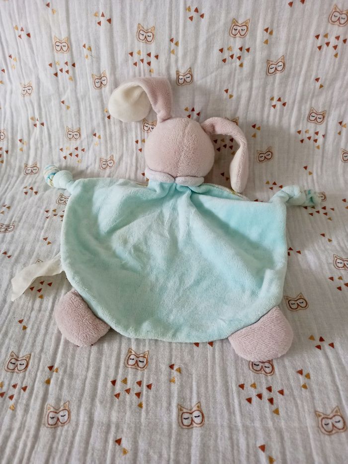 Doudou lapin plat rayé bleu jaune col blanc museau bleu - photo numéro 2