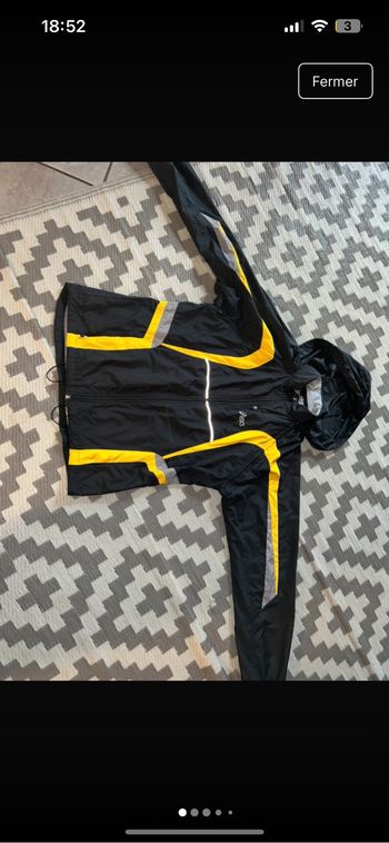 Veste ASICS qui peut se porter en doudoune sans manches