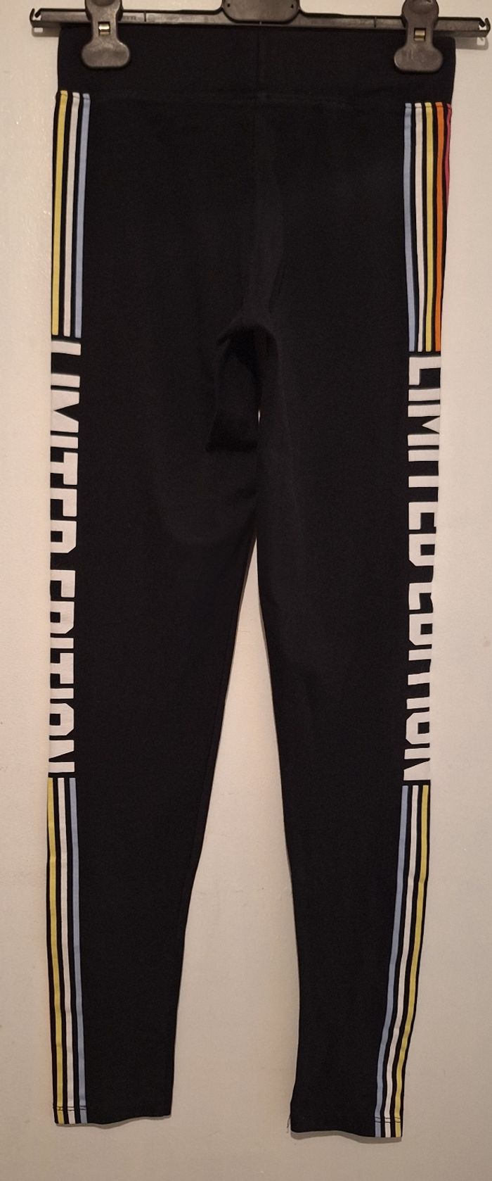 Legging noir à imprimé multicolore le long des jambes, idéal pour le soir - photo numéro 3