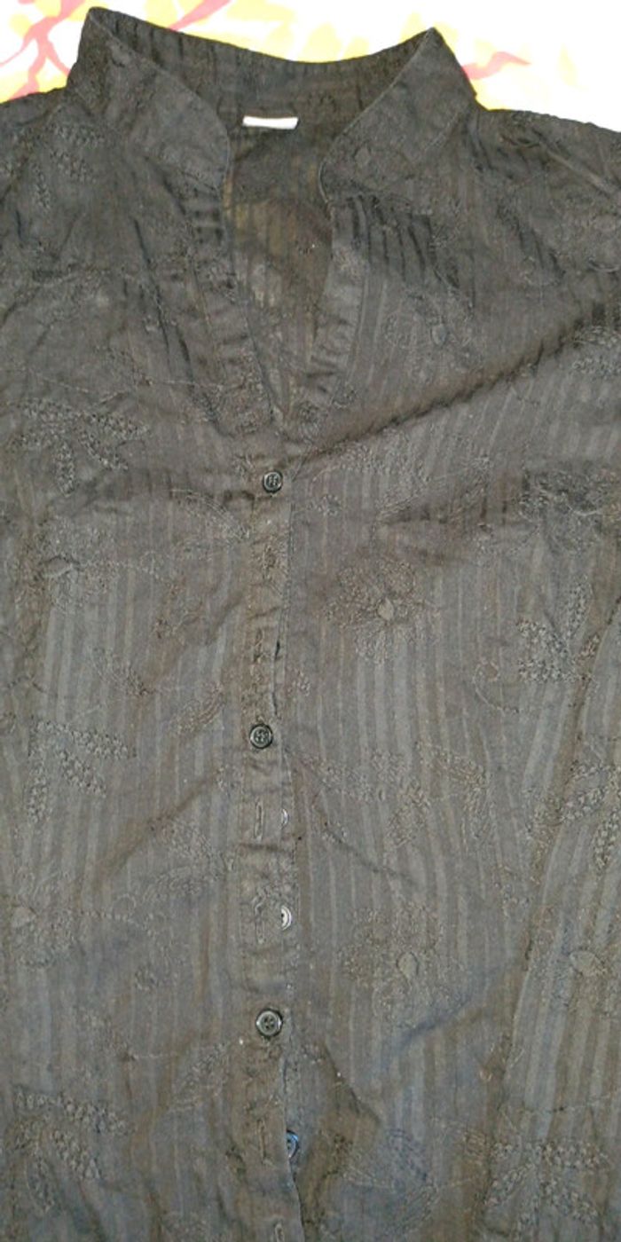Chemise noire avec broderies