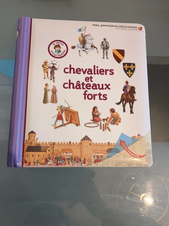 Livre encyclopédie les chevaliers et châteaux forts