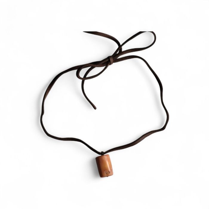 Cordon en cuir marron avec pendentif - photo numéro 2