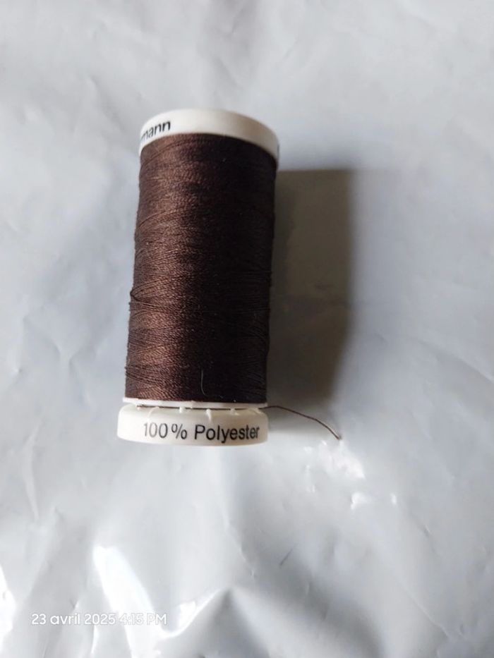 Bobine de fil polyester Gütermann - Beige - Marron - COL 696 - 250 m - 100 % polyester - photo numéro 4