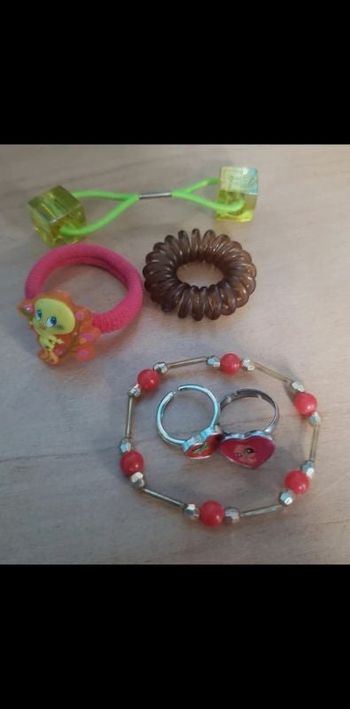 Lot bijoux et nœud à cheveux fille