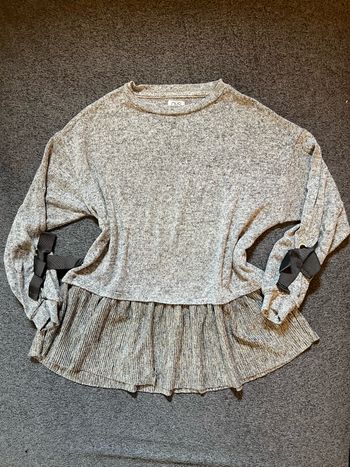 Pull léger à volants