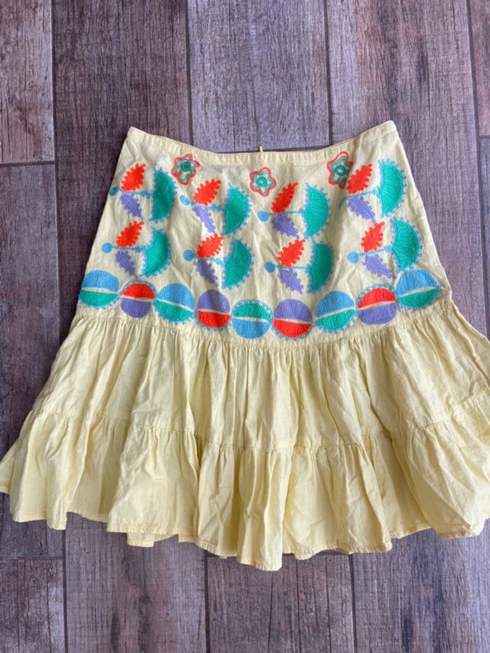 Mini jupe d’été à volants vintage jaune avec broderies