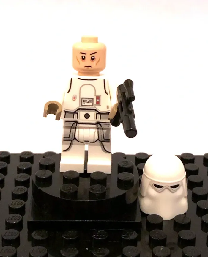 LEGO Star Wars episode V - Snowtrooper, cheek lines, frown - photo numéro 7