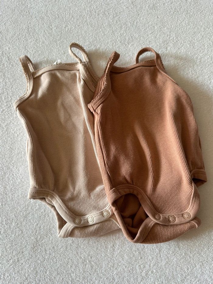 2 bodies bretelles beige / marron H&M 2 mois