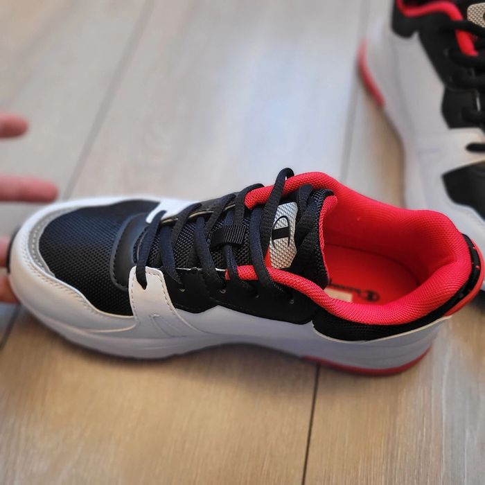 Baskets blanche noir et rouge. Modèle Ramp up B GS. Taille 37.5 ( 5Y). Marque Champion - photo numéro 4
