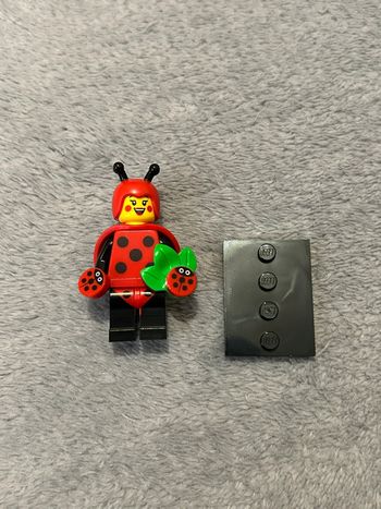 Minifigurine lego 71029 série 21 suit Guy coccinelle